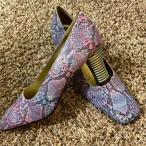 🆕 NWT Amanda brand women’s heels, faux snakeskin, purple/blue, size 11, cute!!